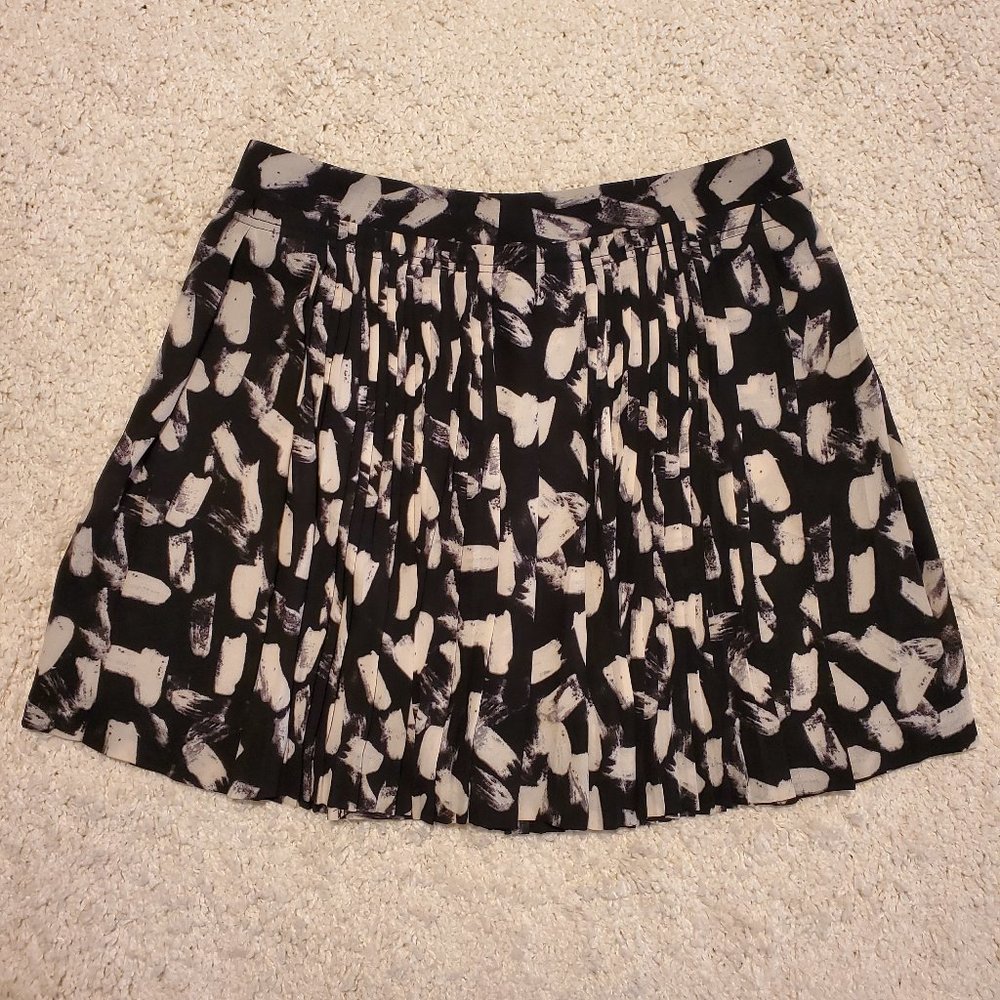 Banana Republic Black & Off White Pleated Mini Skirt Size 4